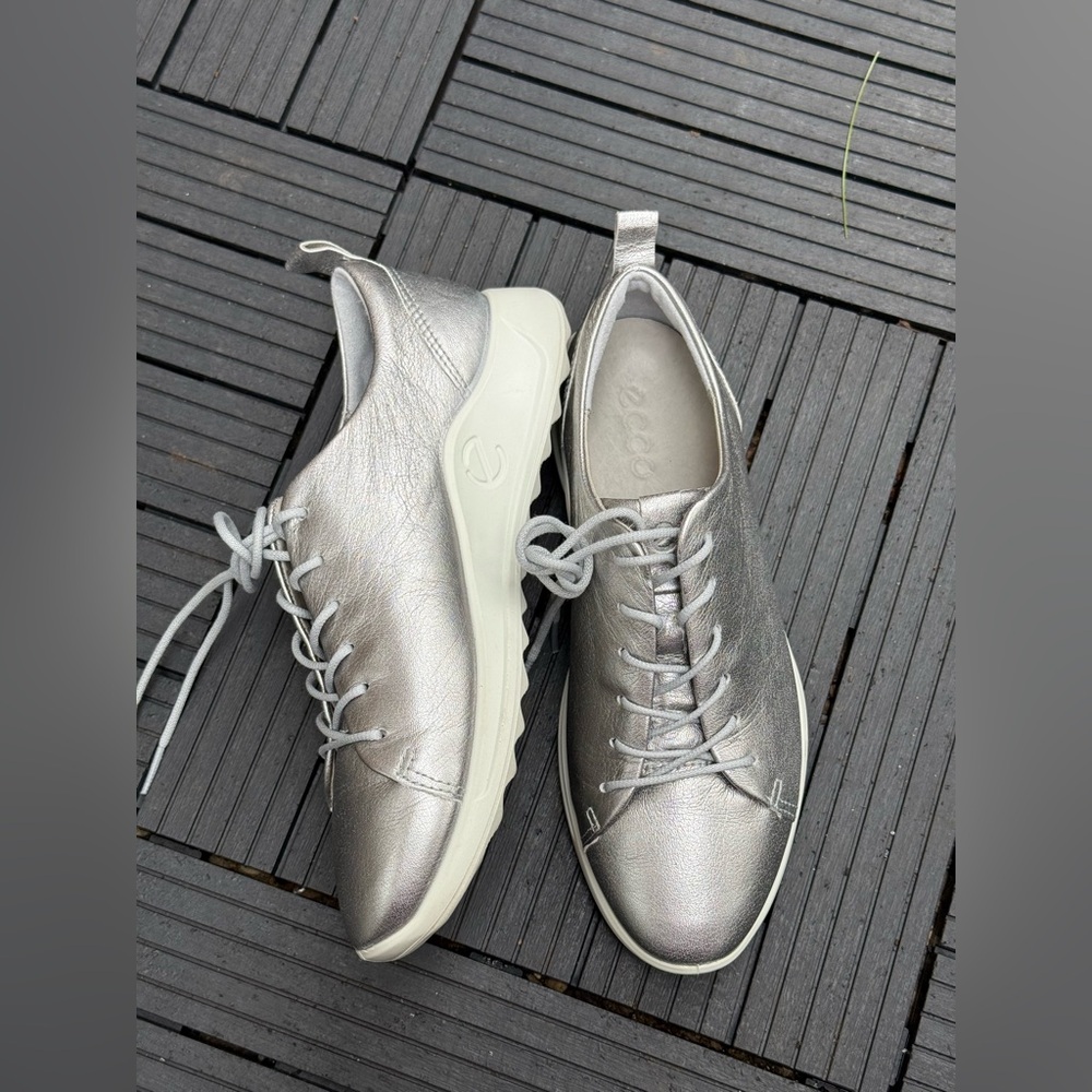 ECCO Women's Flexure Runner Silver Sneakers Size 6